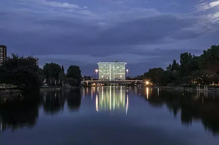 ROMA, Palazzo ENI EUR - Piazzale Enrico Mattei (Visione del palazzo fronte lago)
